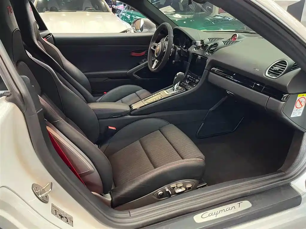 Porsche 718 2019 Cayman T 2.0T фото 6