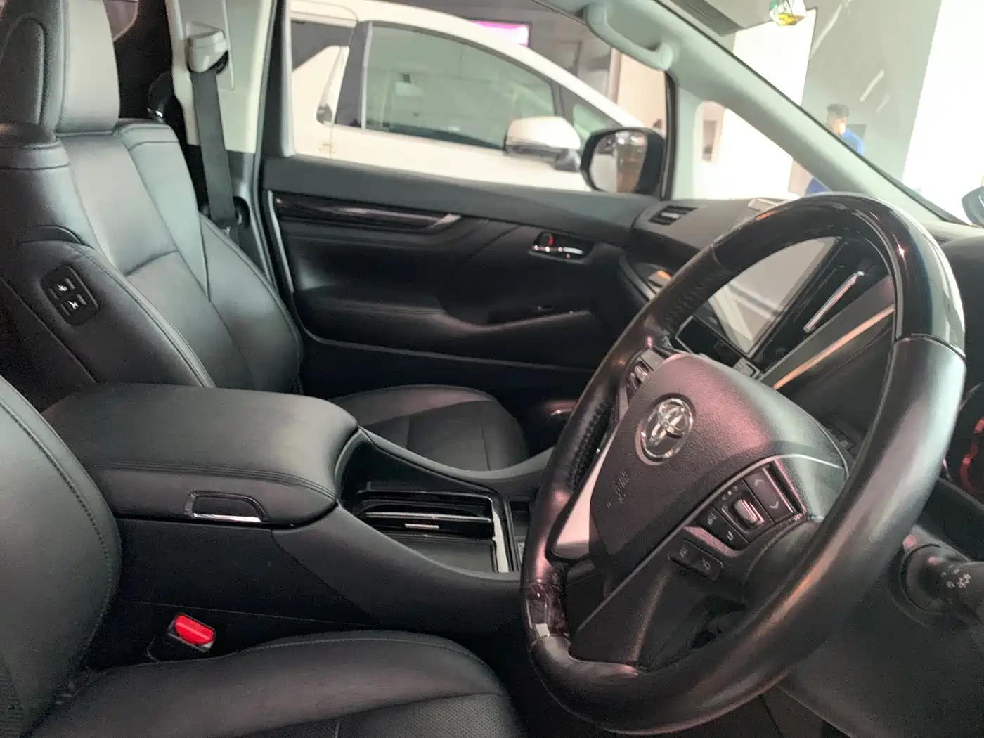 Photo 3 - Toyota Alphard