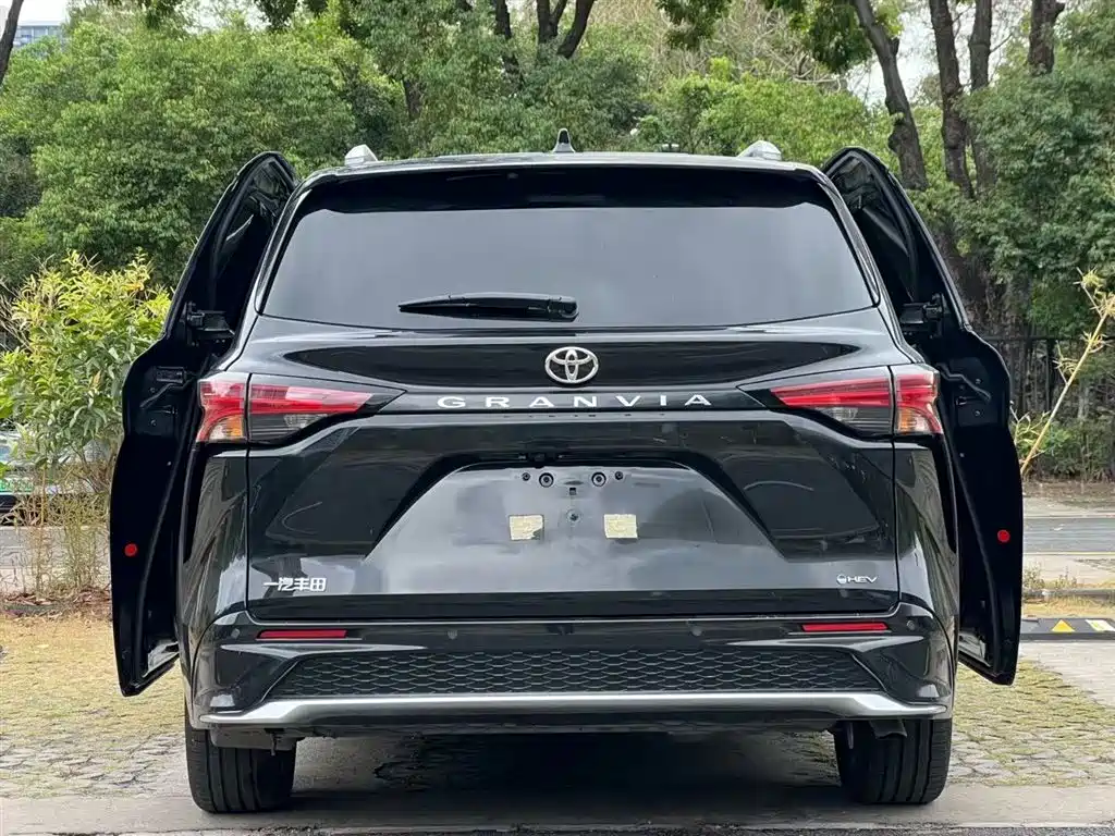 Toyota Granvia 2026 Model 2.5L Hybrid Premium PLUS Edition фото 7