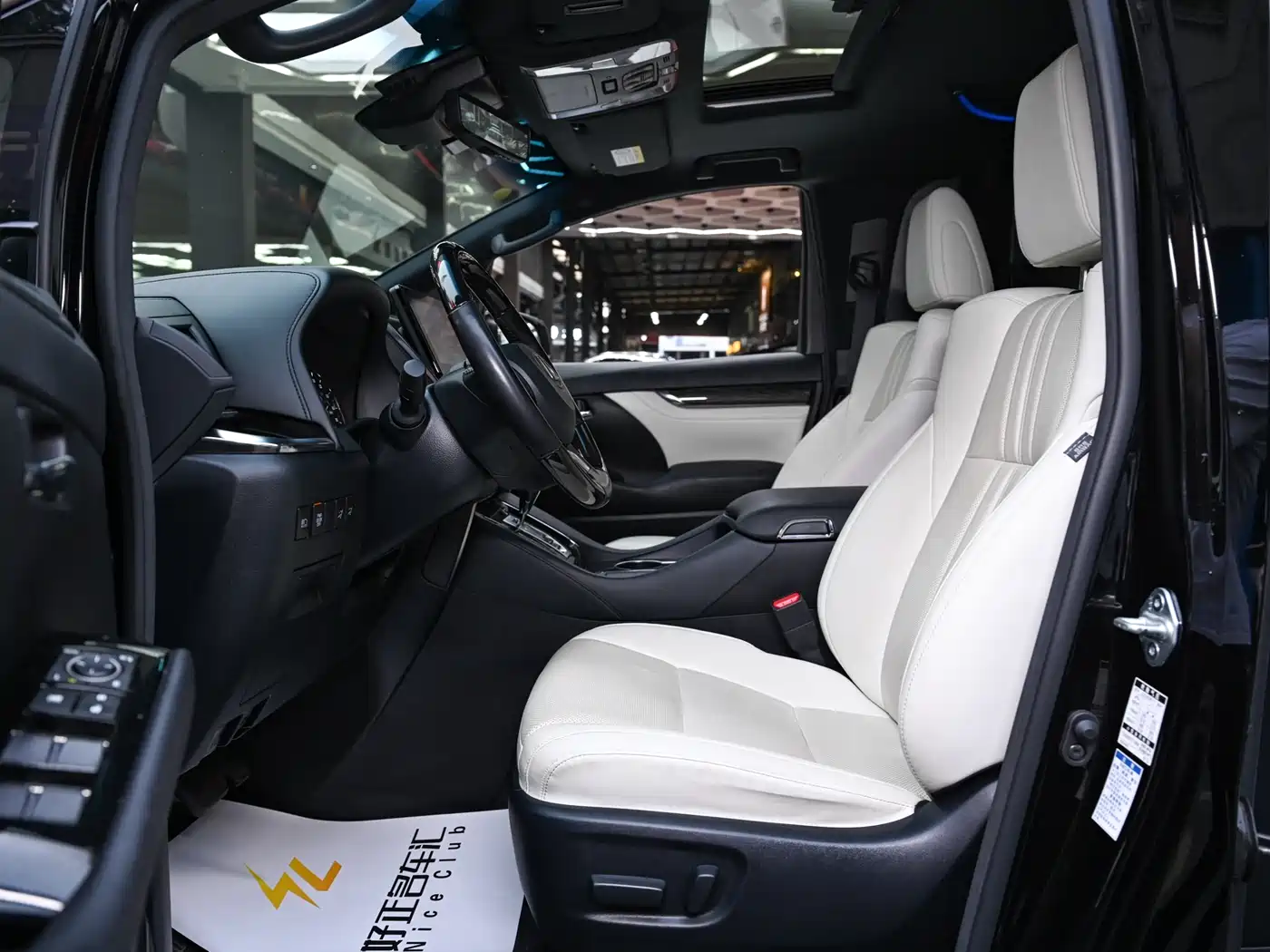 Lexus LM 2020 300h 4-Seat Imperial Edition фото 7