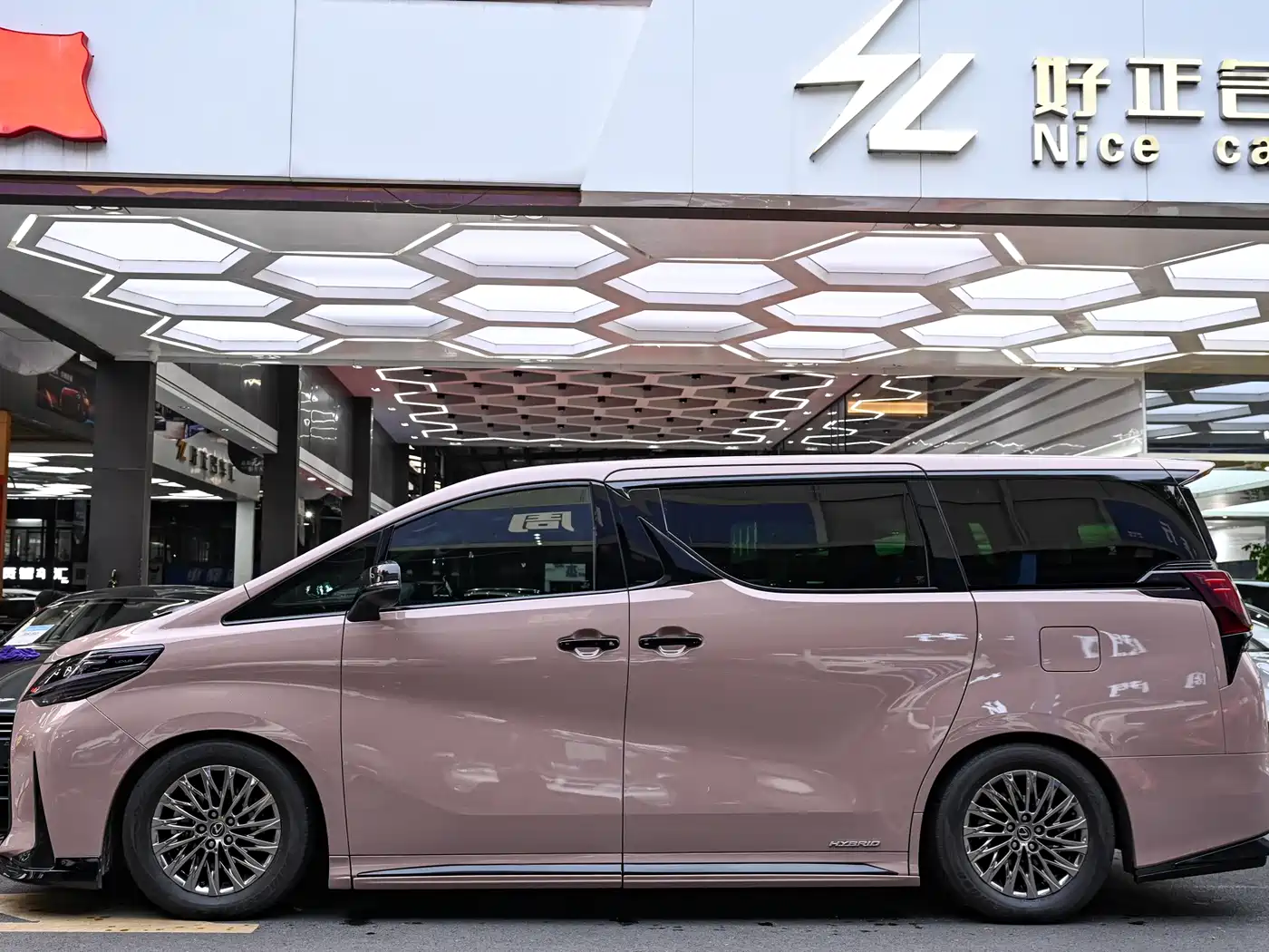 Lexus LM 2020 300h 4-Seat Imperial Edition фото 2