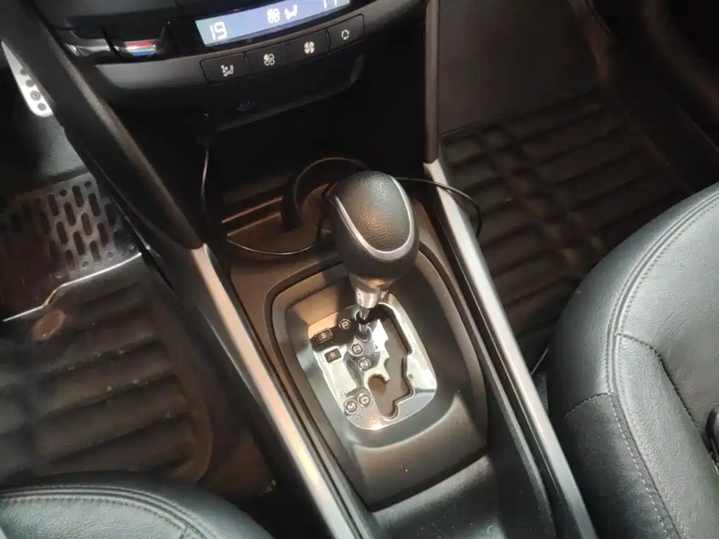 Peugeot 2008 2014 1.6L Automatic Navigation Edition фото 14