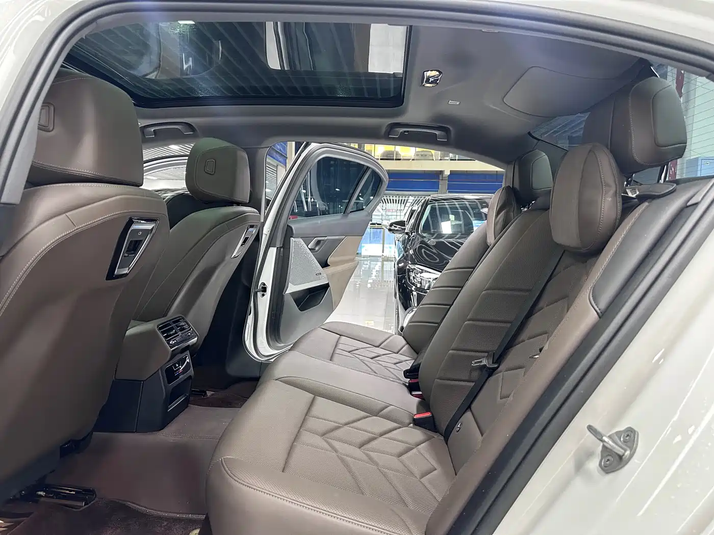BMW 5 Series 2024 530Li Leading M Sport Package фото 14