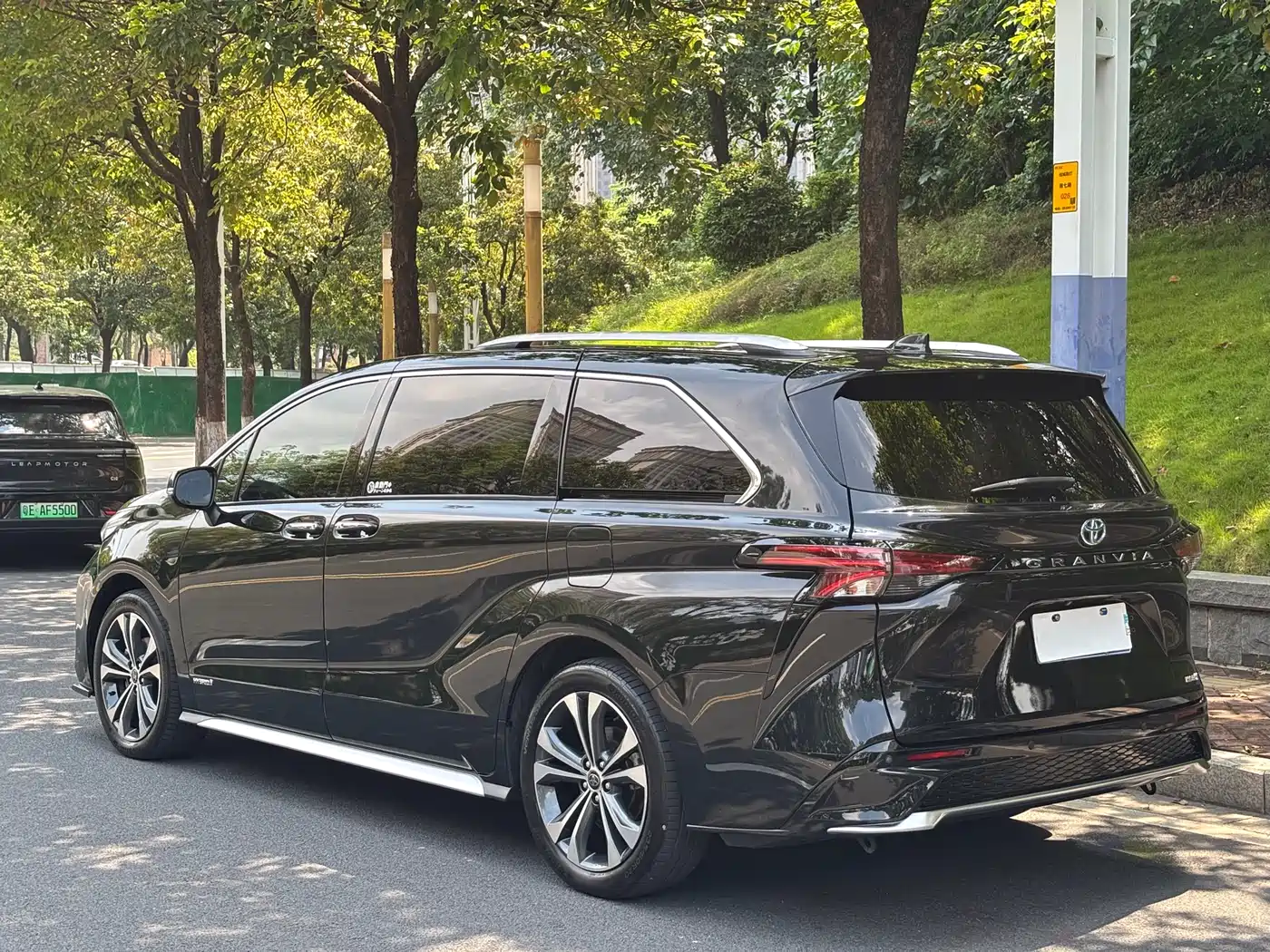 Toyota Granvia 2023 2.5L Hybrid Prestige PLUS Edition фото 31