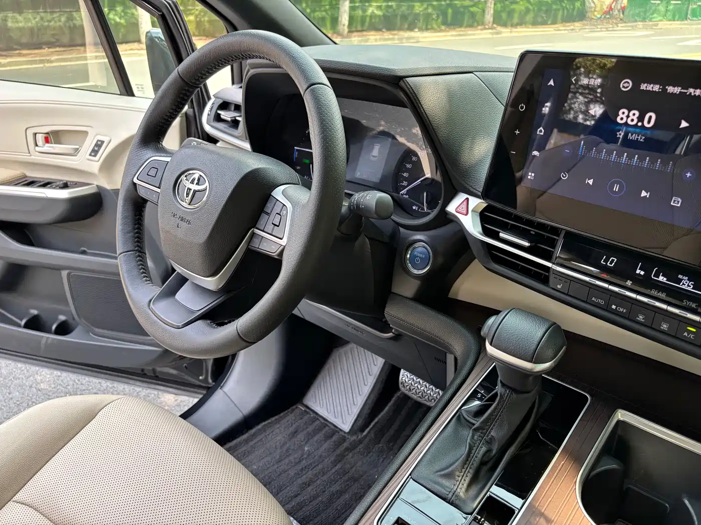 Toyota Granvia 2023 2.5L Hybrid Prestige PLUS Edition фото 24