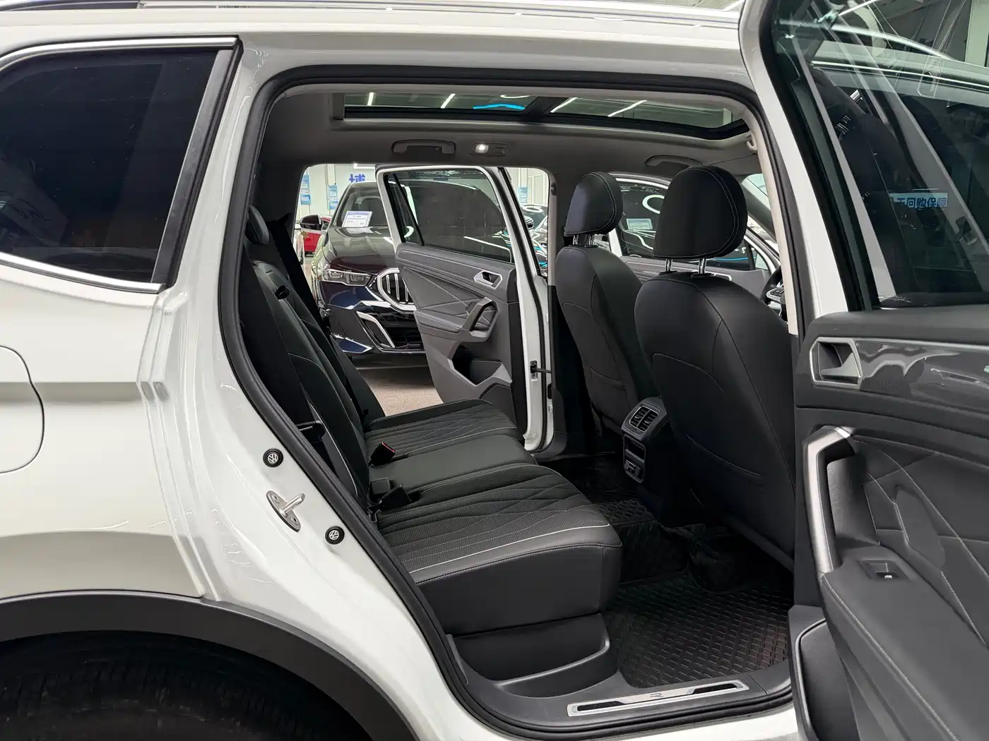 Volkswagen Tiguan L 2024 330TSI Automatic 2WD R-Line Premium Enjoyment Edition фото 16