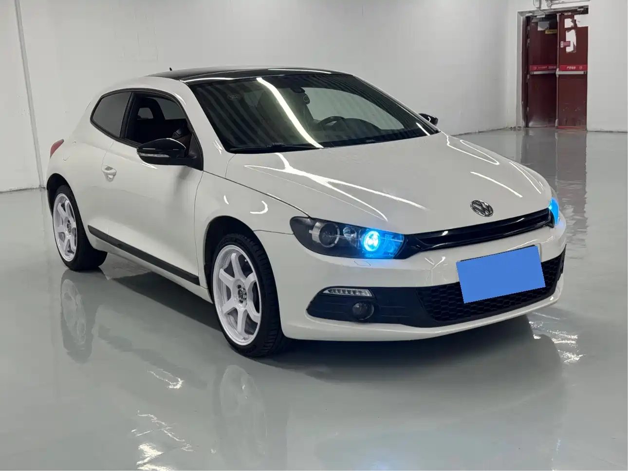 Volkswagen Scirocco 2011 2.0TSI Luxury фото 3