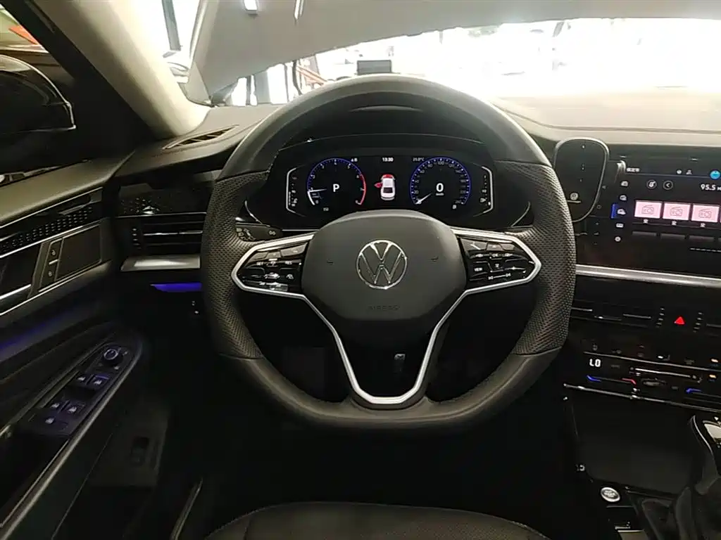 Volkswagen Passat 2024 380TSI Luxury фото 11