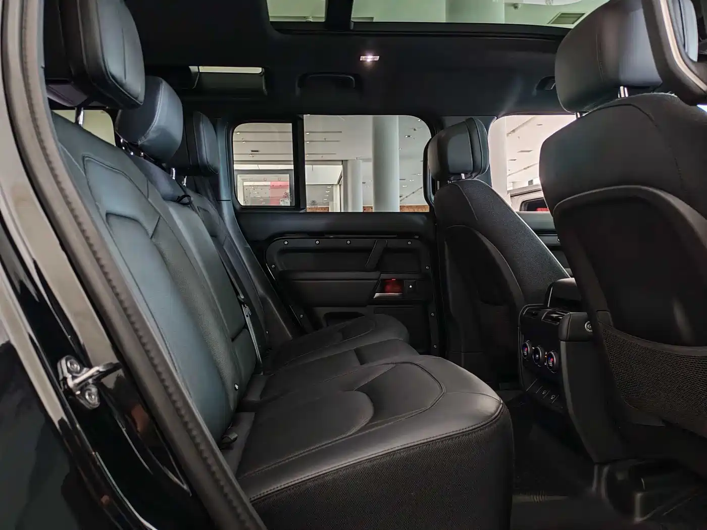 Land Rover Defender 2025 110 3.0T P400 -Dynamic HSE фото 19