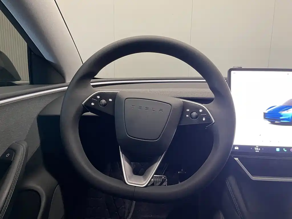 Фото 14 - Tesla Model 3
