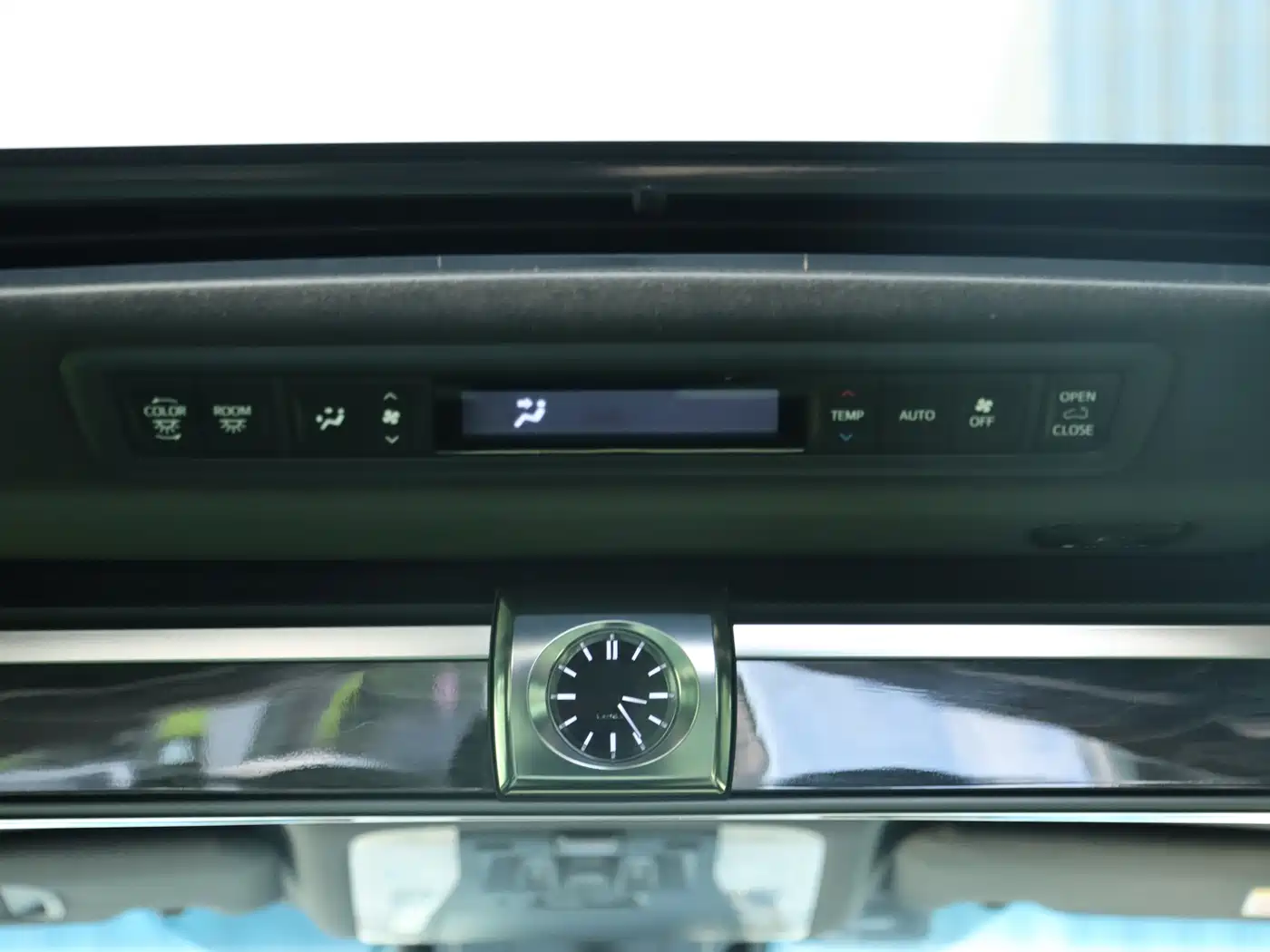 Lexus LM 2020 300h 4-Seat Imperial Edition фото 11