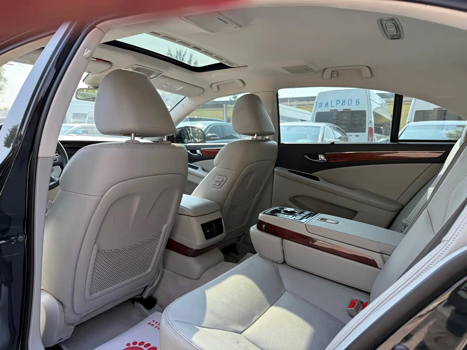 Фото 15 - Hongqi H7