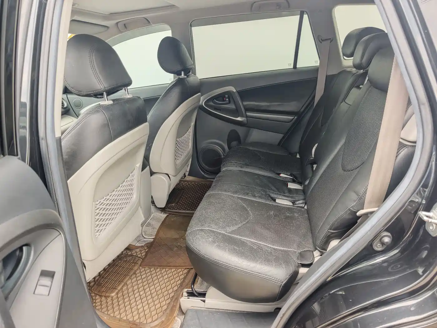 Toyota RAV4 Rongfang 2010 2.0L Automatic Luxury Upgrade Edition фото 16