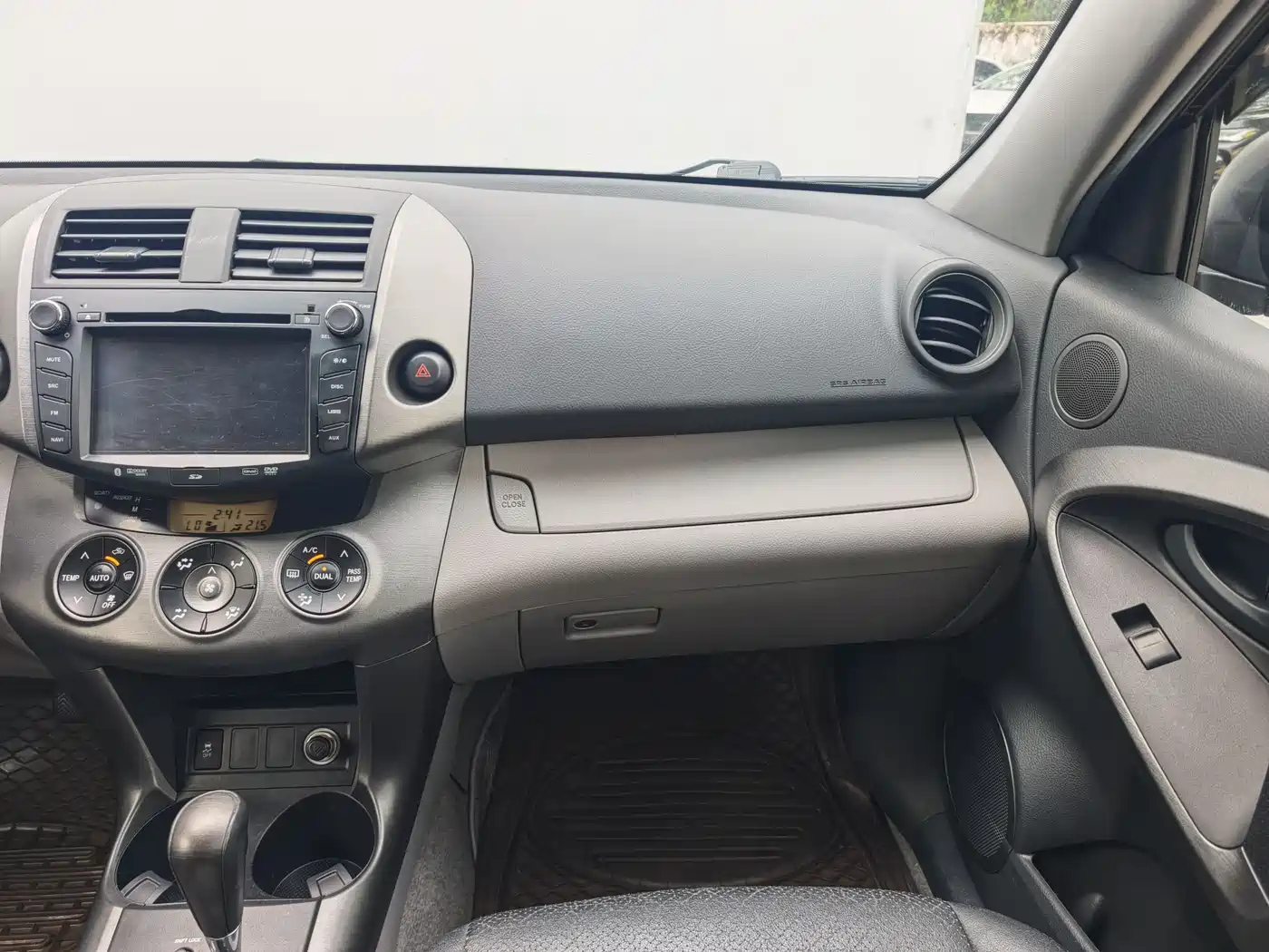 Toyota RAV4 Rongfang 2010 2.0L Automatic Luxury Upgrade Edition фото 11