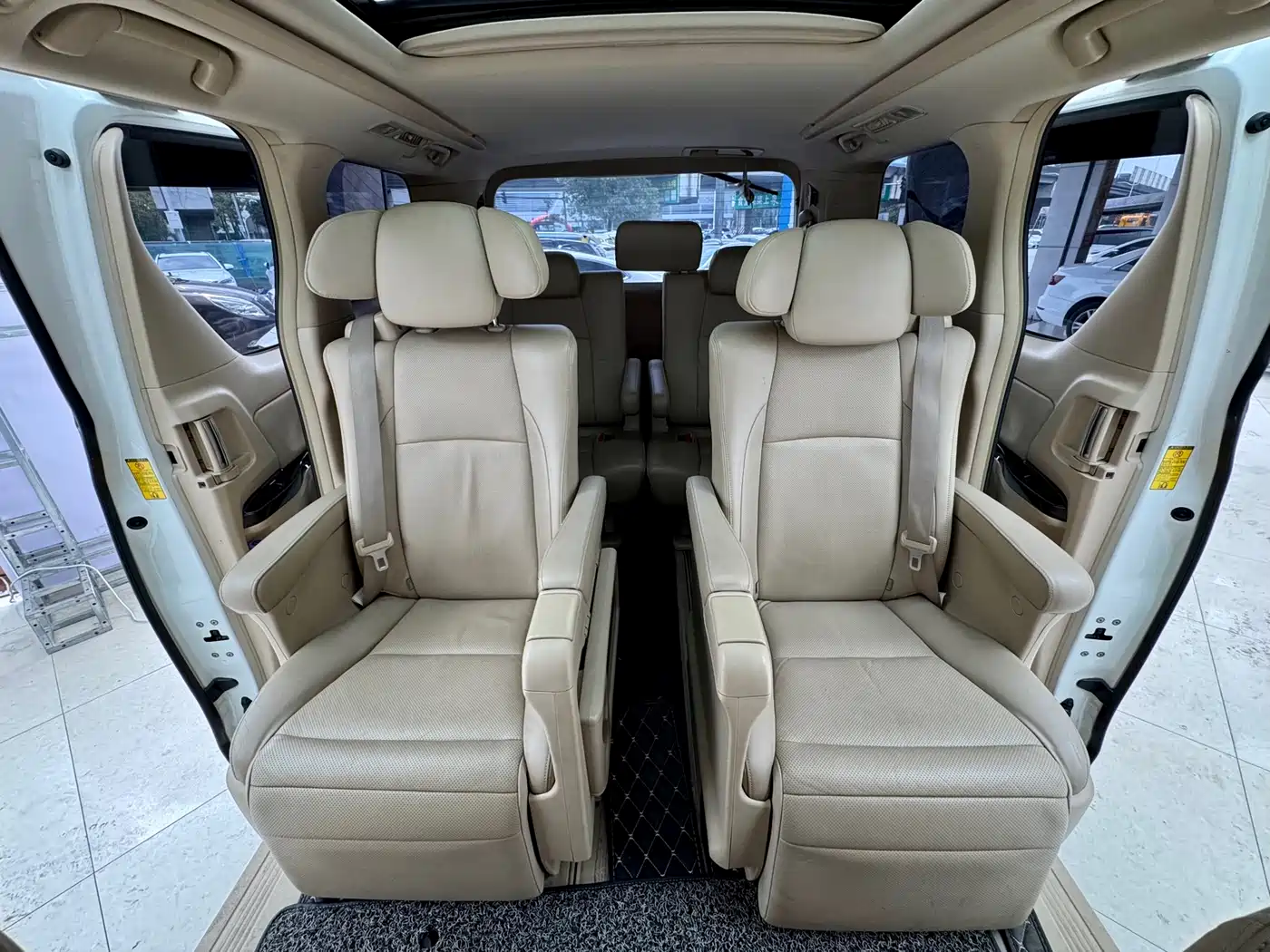 Toyota Alphard фото 17