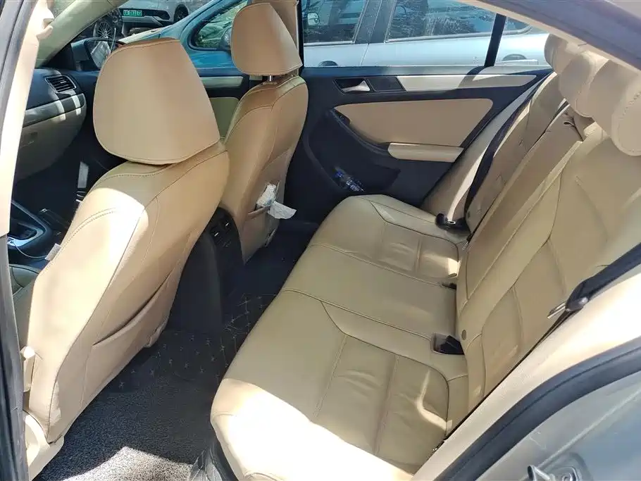 Volkswagen Sagitar 2012 1.6L Automatic Comfort Type фото 11