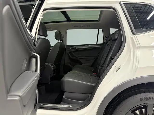 Volkswagen Tiguan L 2021 330TSI Automatic 2WD R-Line Premium фото 11