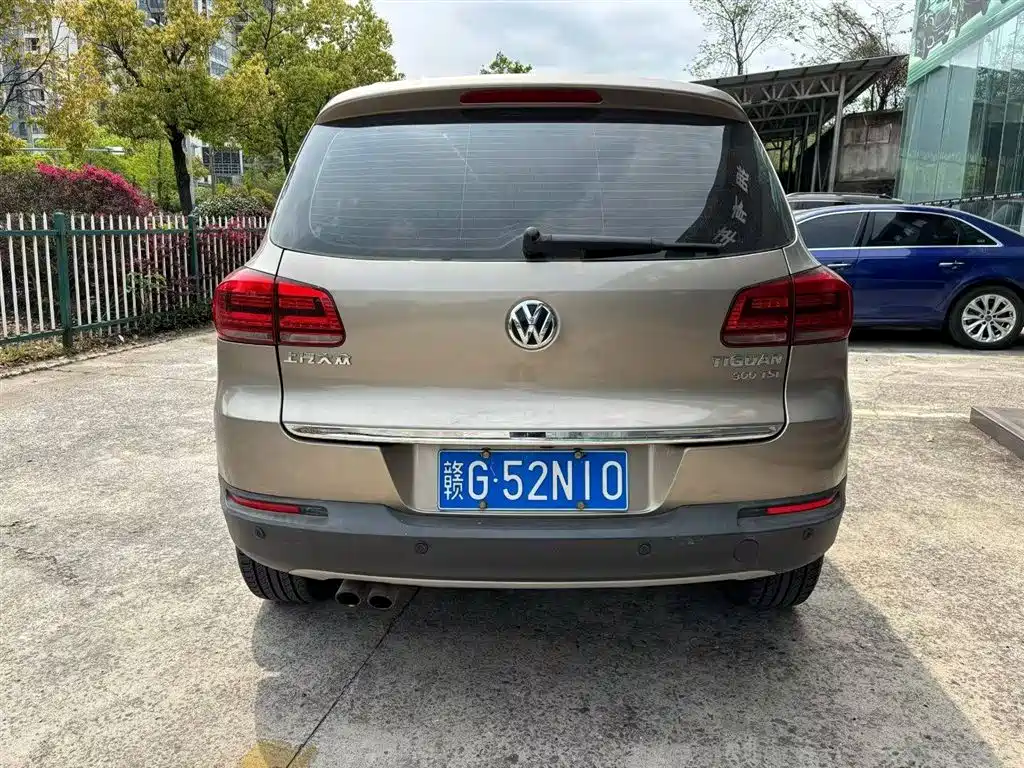 VOLKSWAGEN TIGUAN