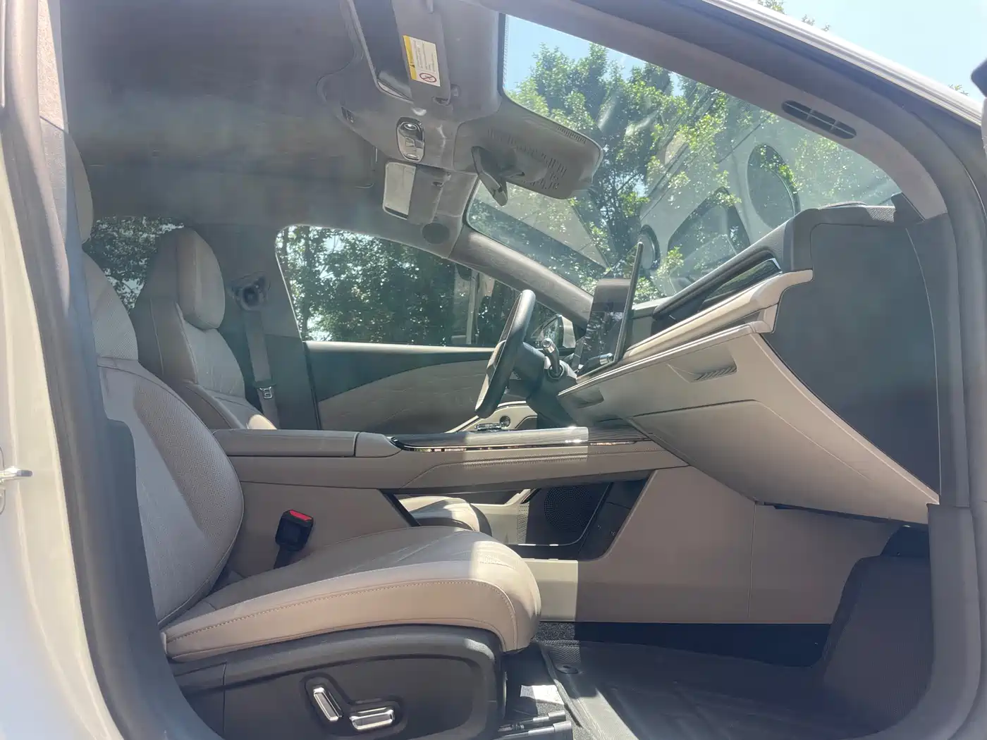 Geely Galaxy Galaxy Xingyao 8 2025 Model 130km EM-i Flagship Edition фото 15