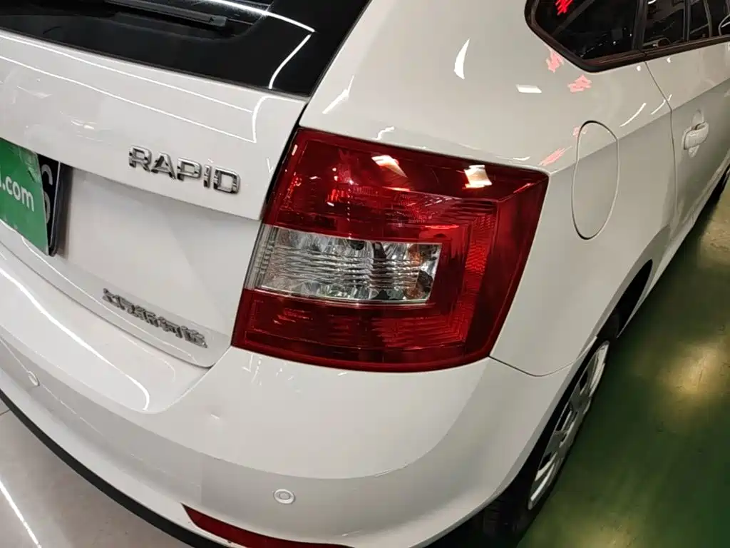 Škoda Skoda Rapid Spaceback 2017 2016 Facelift 1.6L Automatic Forward Edition