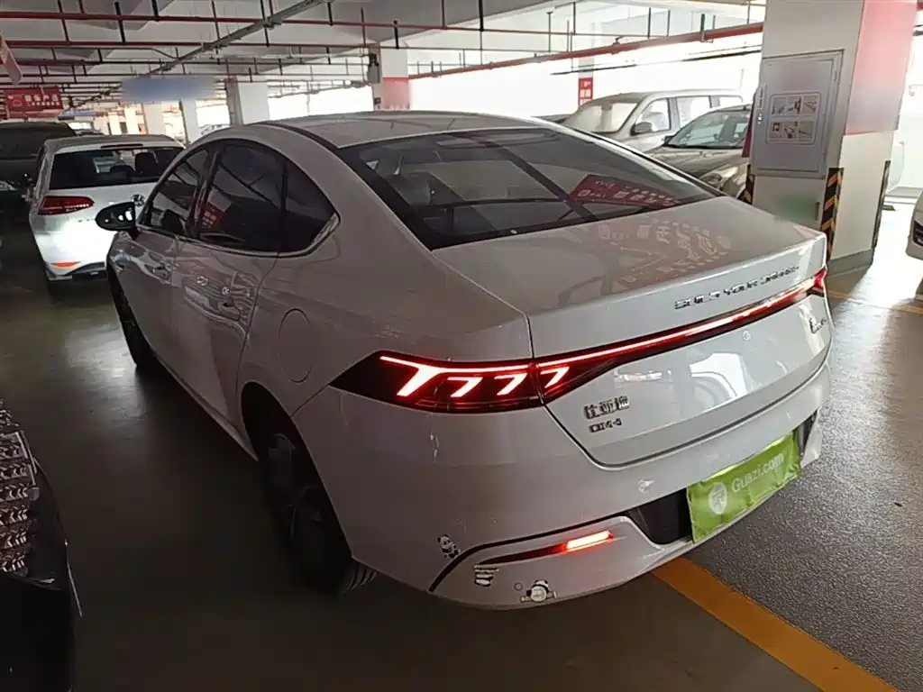 BYD Qin PLUS 2024 Glory Edition DM-i 55KM Leading фото 5