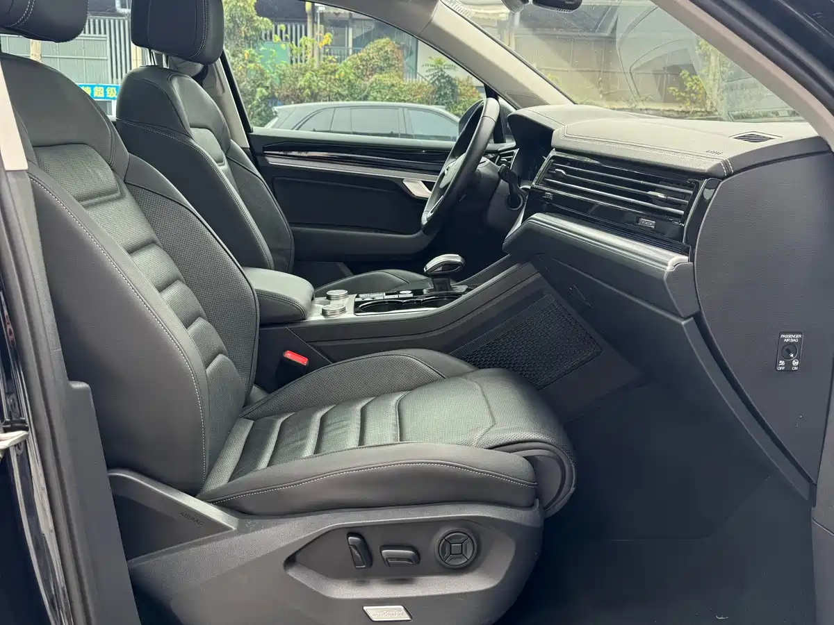 Volkswagen Touareg 2022 3.0TSI Rui Xiang Edition Gloss Black Sport Package фото 4