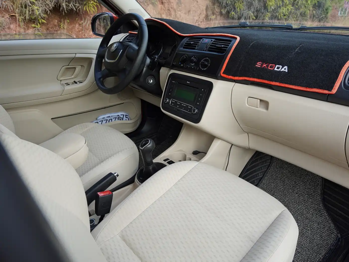 Škoda Fabia 2012 1.4L Manual Crystal Edition фото 10