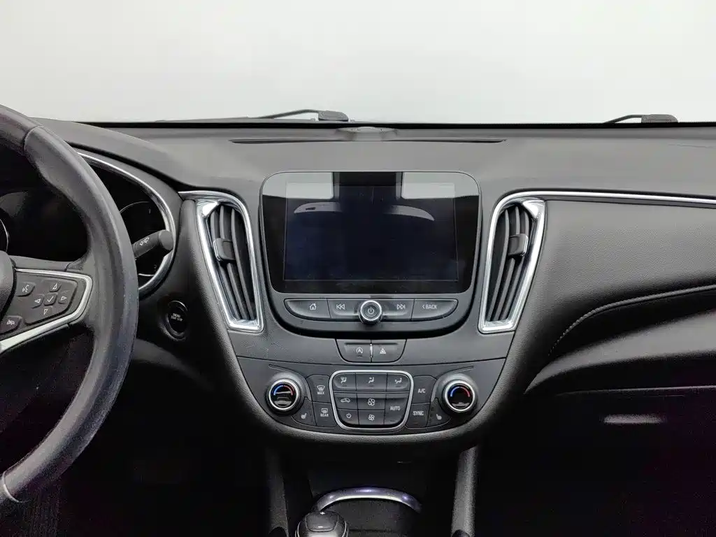 Photo 12 - Chevrolet Malibu XL