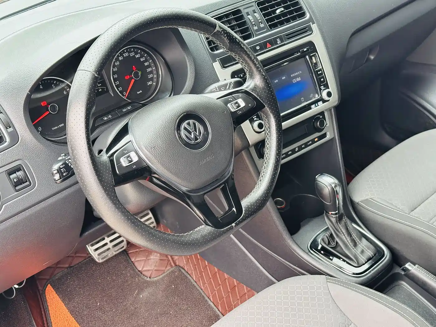 Volkswagen Polo 2014 1.6L Cross Polo Automatic фото 5