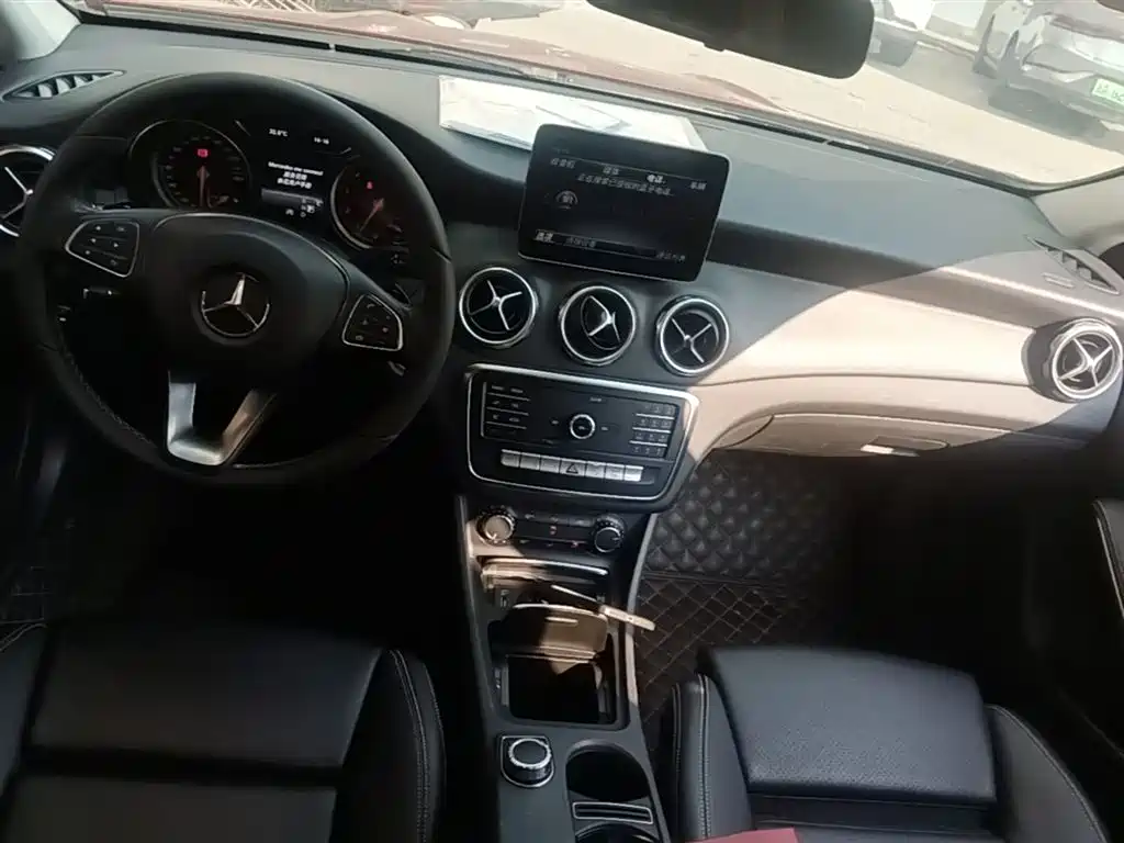 Mercedes-Benz GLA 2018 GLA 200 Dynamic фото 10