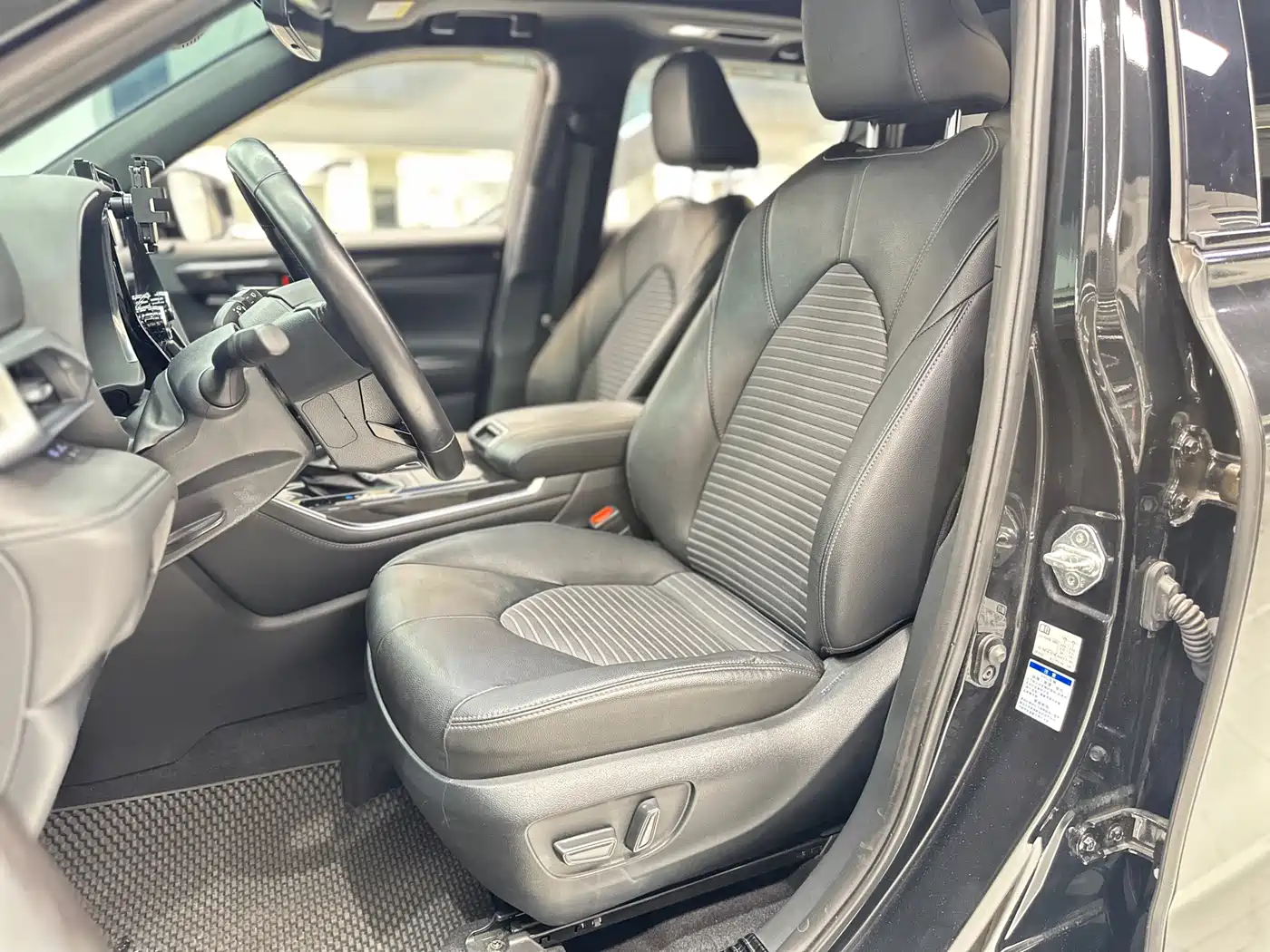Toyota Crown Kluger 2021 2.5L HEV 4WD Premium фото 21