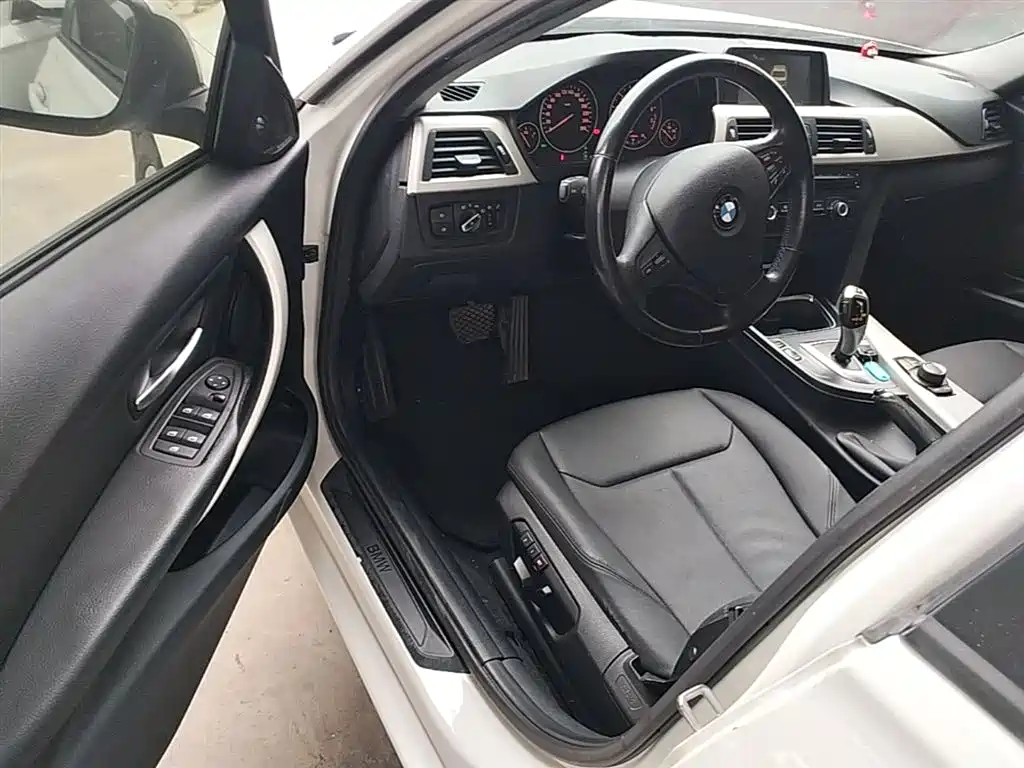 BMW 3 Series 2015 316i Progressive фото 12