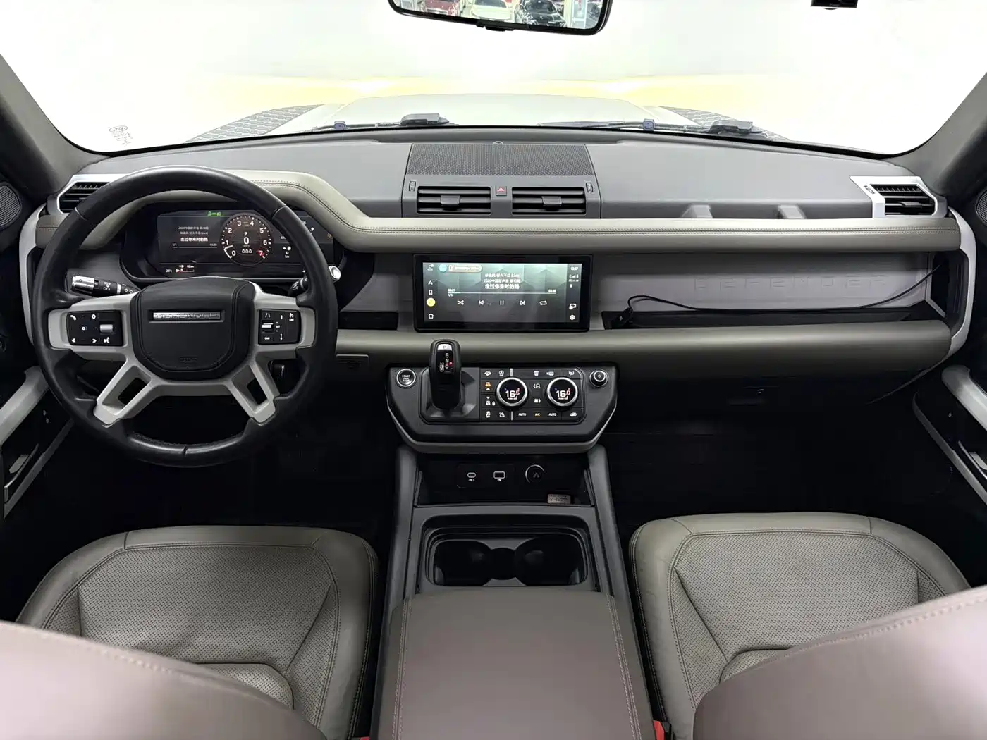 Land Rover Defender 2021 110 P400 SE фото 6