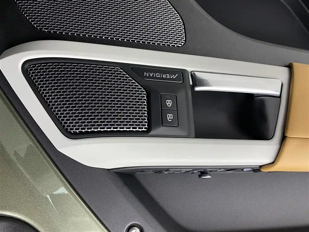 Land Rover Defender 2023 Model 110 3.0T P400 X-DYNAMIC HSE фото 20