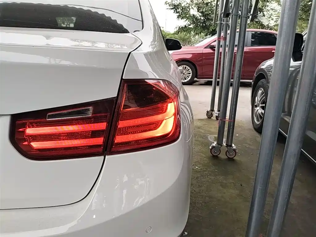 BMW 3 Series 2015 316i Progressive фото 24