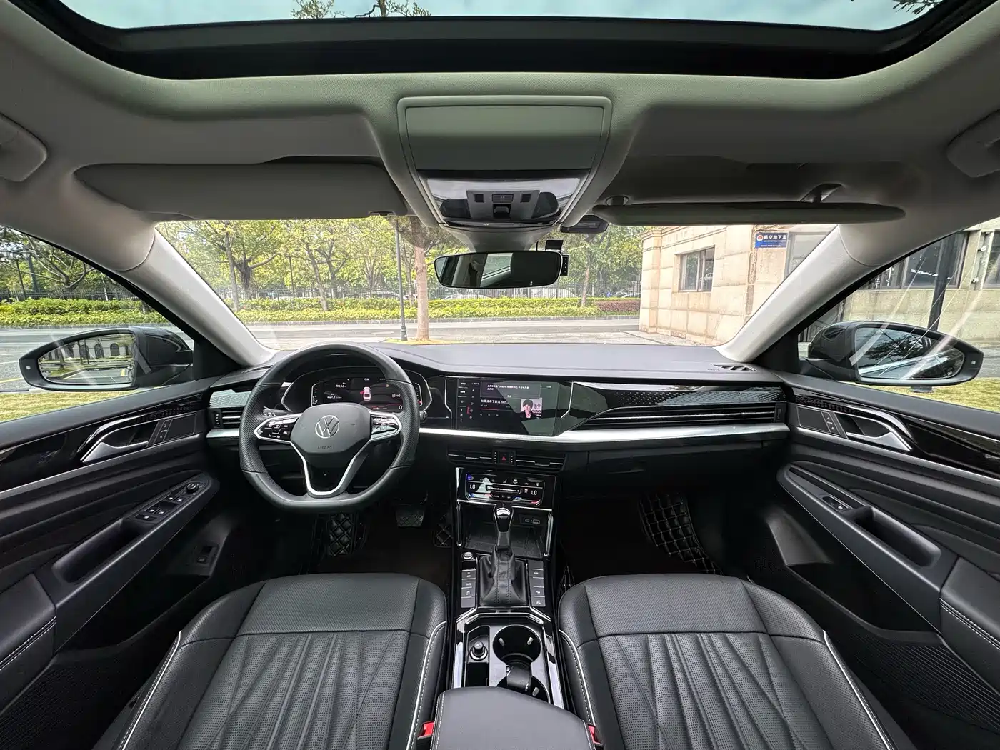 Volkswagen Passat 2023 330TSI Premium Edition фото 21