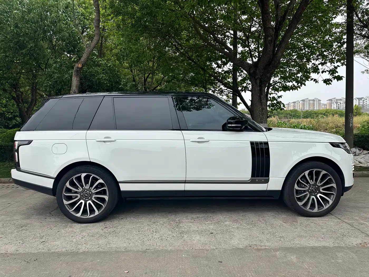 Land Rover Range Rover 2021 3.0 L6 Heritage Extended Classic Edition фото 7