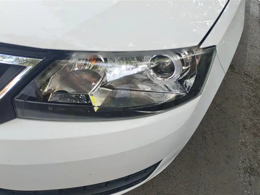 Škoda Skoda Rapid Spaceback 2016 Facelift 1.6L Manual Forward Edition фото 5