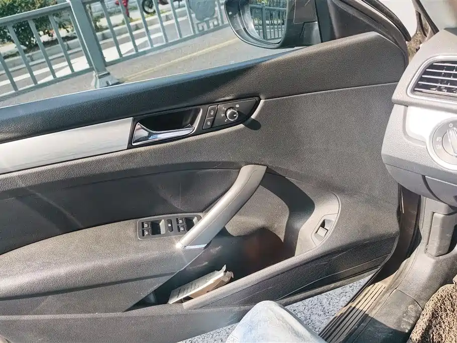 Volkswagen Passat 2015 1.8TSI DSG Honor Edition фото 7
