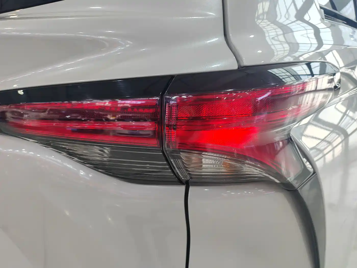 Toyota Granvia 2023 2.5L Hybrid Comfort Edition фото 29