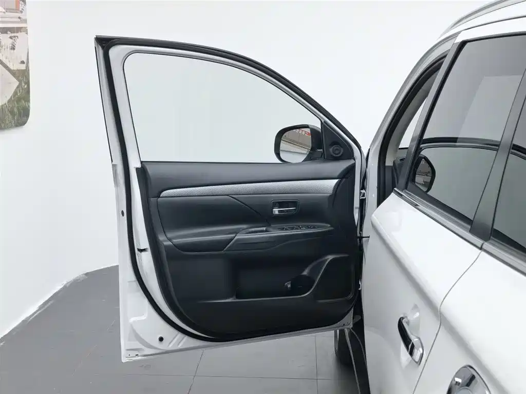Mitsubishi Outlander (Import) 2014 2.4L 4WD Luxury Value Edition 5-seater фото 8