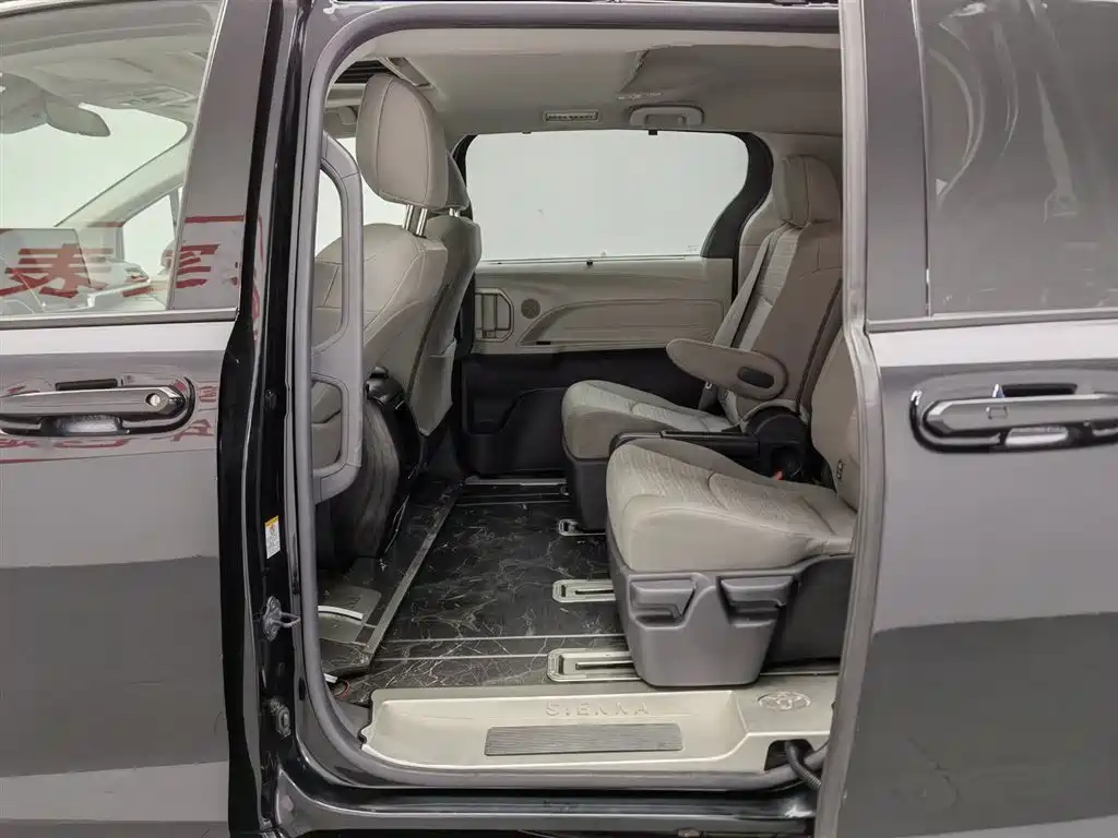 Toyota Sienna 2023 2.5L Hybrid Comfort Edition фото 15