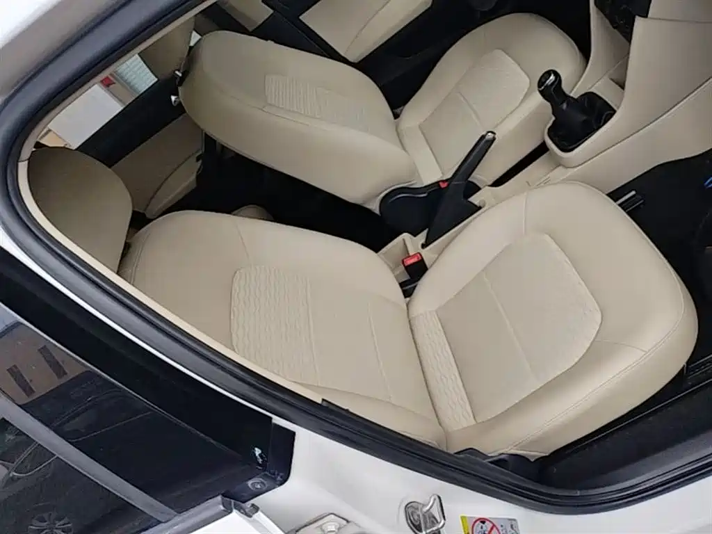 Škoda Rapid 2015 1.6L Manual Smart Selection фото 25