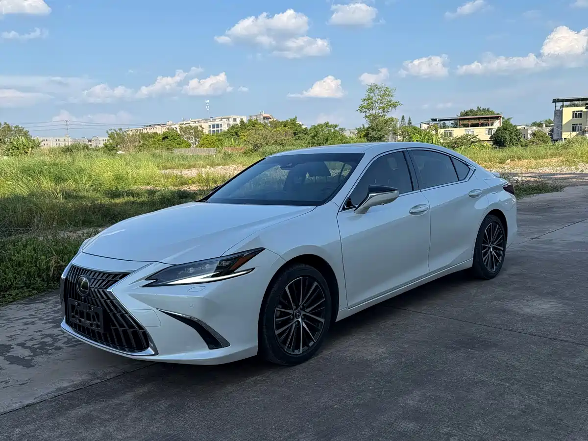 Lexus ES 2022 300h Ultimate Edition фото 3