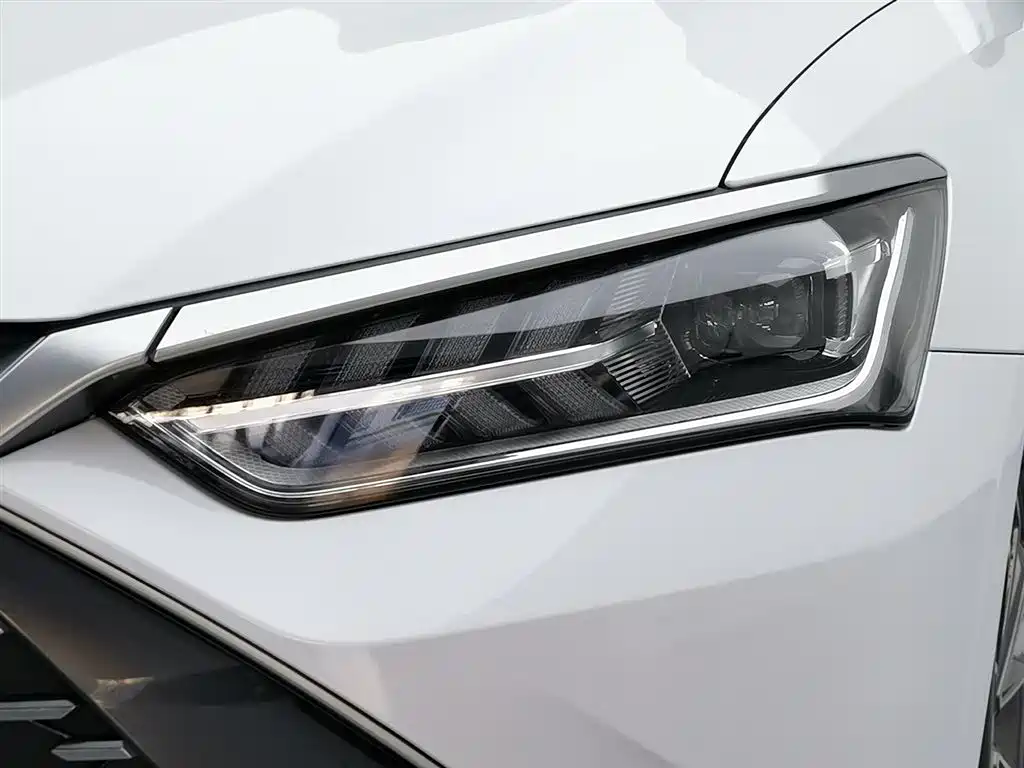 BYD Qin PLUS 2024 Glory Edition DM-i 55KM Leading фото 7