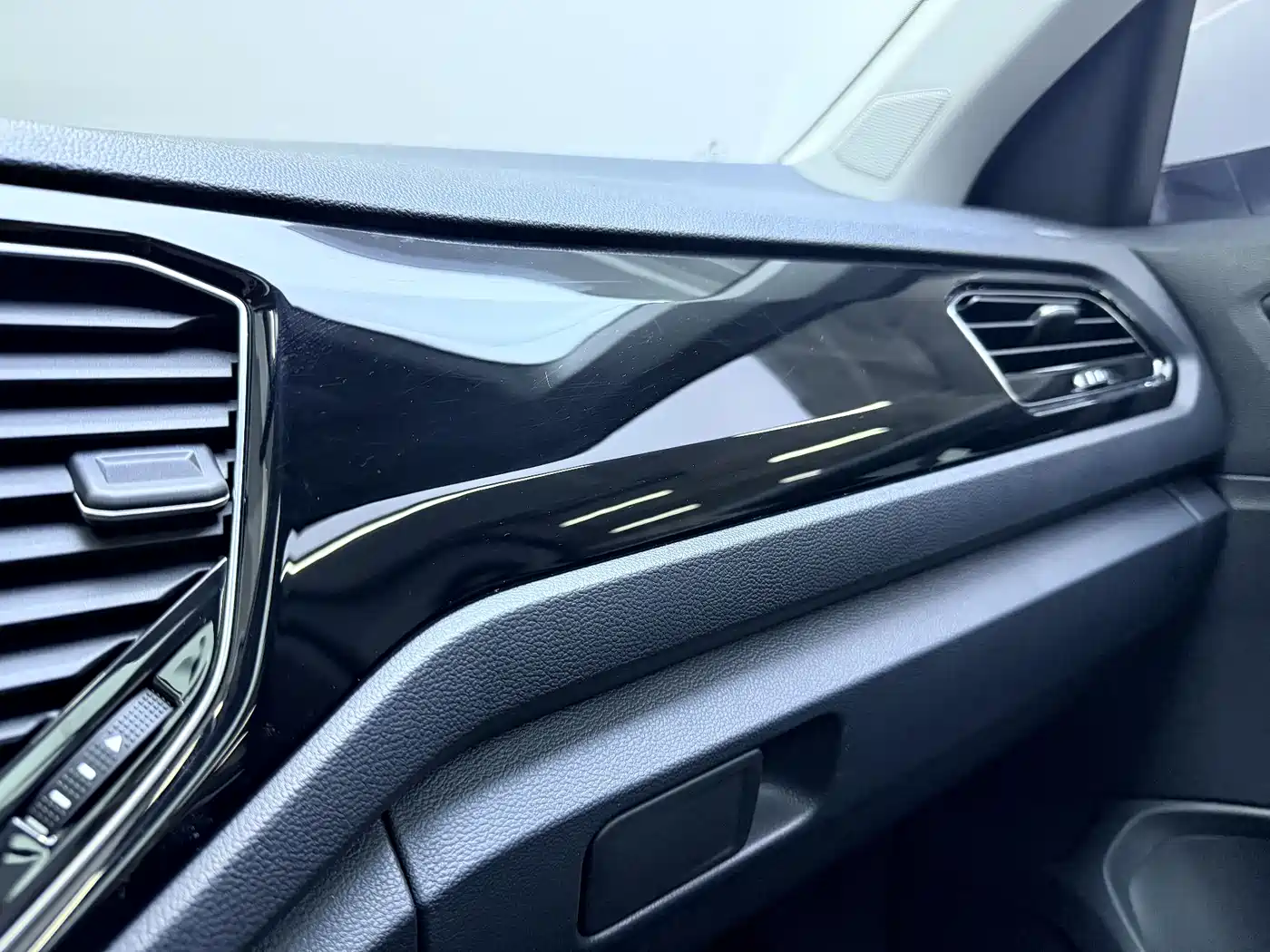 VOLKSWAGEN T ROC EXPLORING SONGS