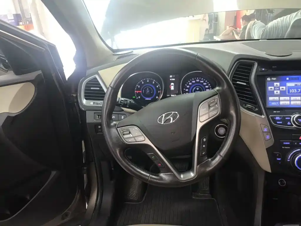 Фото 11 - Hyundai Santa Fe
