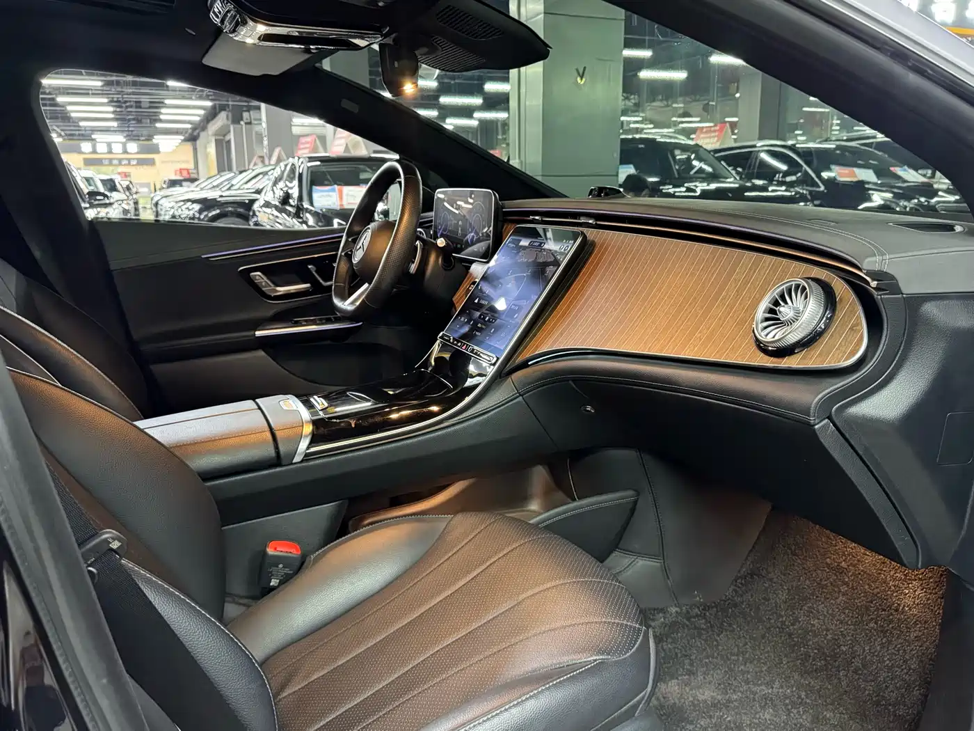 Mercedes-Benz EQE 2022 350 Luxury Edition фото 17