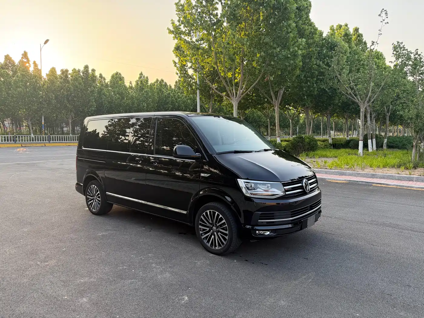 Volkswagen Multivan 2019 2.0TSI 4WD Premium 7-seater фото 3