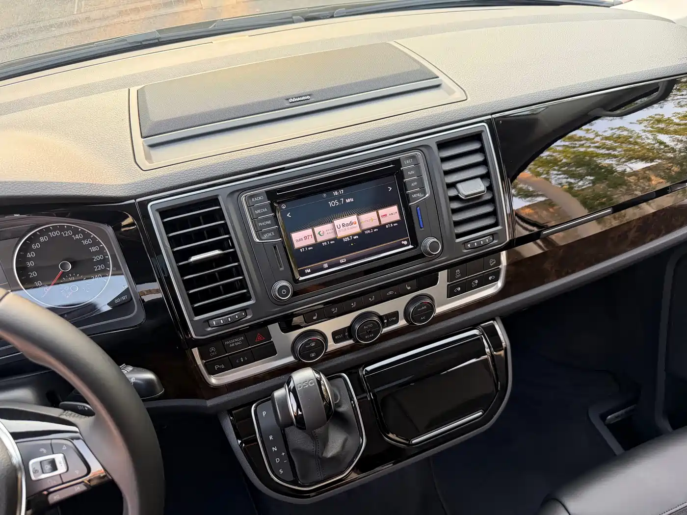 Volkswagen Multivan 2019 2.0TSI 4WD Premium 7-seater фото 9